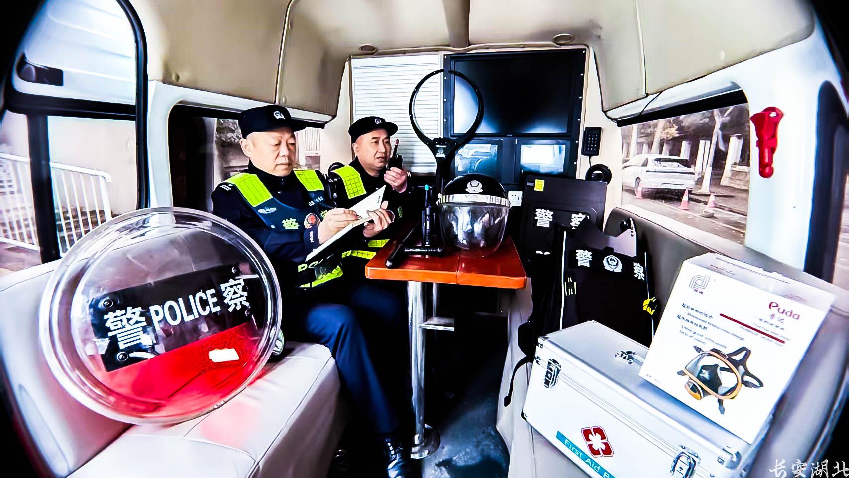 警察节仪式感，从青山“永不过季”的OOTD开始！